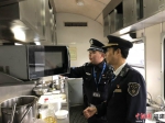 乘警同列车长检查厨房用电安全 - 福建新闻