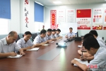 作为党员突击队带头人，谢锦盛经常组织技术人员召开座谈会，促进重点项目取得突破。凌月华摄 - 福建新闻