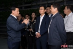 2018年4月22日马化腾到访云计算中心,钟军向他介绍集团致力人工智能公共服务有关情况。公司供图 - 福建新闻