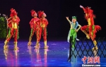 5月4日，第八届福建省原创少儿舞蹈大赛现场决赛在福州大戏院举行，来自全省各地近600名小舞者参加比赛。 图为《草蜢弄鸡公》剧照。　张斌 摄 - 福建新闻