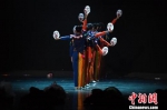 　5月4日，第八届福建省原创少儿舞蹈大赛现场决赛在福州大戏院举行，来自全省各地近600名小舞者参加比赛。 图为《童心打拐》剧照。　张斌 摄 - 福建新闻