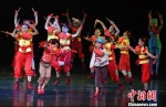 　　5月4日，第八届福建省原创少儿舞蹈大赛现场决赛在福州大戏院举行，来自全省各地近600名小舞者参加比赛。 图为《鼓儿声声》剧照。　张斌 摄 - 福建新闻