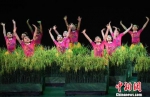 5月4日，第八届福建省原创少儿舞蹈大赛现场决赛在福州大戏院举行，来自全省各地近600名小舞者参加比赛。 图为《我们的田野》剧照。　张斌 摄 - 福建新闻