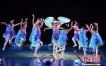 　5月4日，第八届福建省原创少儿舞蹈大赛现场决赛在福州大戏院举行，来自全省各地近600名小舞者参加比赛。 图为《蛹？　蝶》剧照。　张斌 摄 - 福建新闻