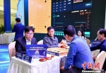 图为国产人工智能“星阵围棋”与来自比利时的人工智能LeelaZero(里拉零)对阵现场。　吕明 摄 - 福建新闻