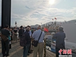 两岸媒体在了解黄岐—马祖“小三通”客运航线有关运行情况。郑江洛 摄 - 福建新闻