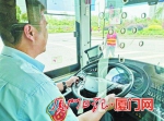 司机不用踩油门，“5G智能驾驶员”就能控制车辆以最适合的速度自动行驶。 - 新浪