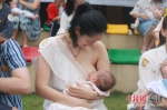 母乳妈妈们现场哺乳，展示母乳喂养的美好与力量。陈丽霞 摄 - 福建新闻