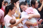 活动现场，母乳妈妈和宝宝们进行交流。陈丽霞 摄 - 福建新闻