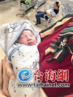 ▲经检查，被遗弃的男婴很健康 - 新浪