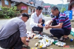 图为工作人员在清点村民收集的农药瓶。 - 福建新闻