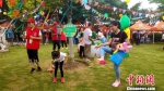 民众参加童趣踢毽子活动。杨伏山 摄 - 福建新闻