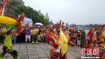 台北狮头旺剧团在活动现场一路展开巡礼表演。杨伏山 摄 - 福建新闻