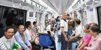 地铁2号线试运营一个月，大量乘客乘坐地铁2号线出行。记者 叶义斌 摄 - 新浪
