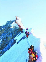 ■图为热传的珠峰拥堵照片，登山者排成的“长龙”蜿蜒在通向顶峰的狭窄山脊上。　资料图 - 新浪