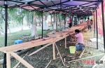 2这艘传统手工木质龙舟由资深龙舟手工匠人历时18天制作而成。福州大学 供图 - 福建新闻
