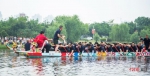 4福州大学龙舟队与高新区建平龙舟队进行龙舟邀请赛。福州大学 供图 - 福建新闻