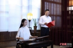 3林贞与福建省话剧院青年演员刘昊进行了古琴与诗歌朗诵的创新演绎。林坚 摄 - 福建新闻