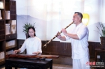 5林贞与青年笛箫演奏家林佳正在即兴演绎曲目。林坚 摄 - 福建新闻