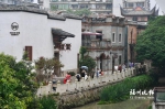 游客在修缮一新的福州上下杭传统街区游玩。 新华社记者 姜克红 摄 - 新浪