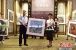 6月12日，松溪县向福建省海峡民间艺术馆捐赠收藏的6幅版画作品。　张丽君 摄 - 福建新闻