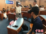 体验者正在用VR设备观看庭审现场画面。　黄咏绸 摄 - 福建新闻