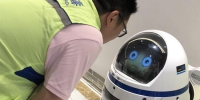禁毒宣传机器人与工作人员互动。 - 新浪