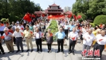 6月20日，福建泉州市举行离退休干部庆祝新中国成立70周年“我和我的祖国”音乐“快闪”活动。　林劲峰 摄 - 福建新闻