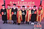 20日，福州大学石油化工学院2019届毕业典礼在福建省泉州市泉港区举行。　陈龙山 摄 - 福建新闻