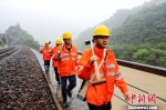 工区班长王鹏和三个职工去重点防洪地段巡查。邬倔林 摄 - 福建新闻