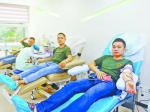 鹭岛老兵志愿服务队队员昨日在厦门市中心血站献血。 - 新浪