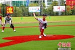 西安黄河小学队投球手奋力将棒球投出。 黄水林 摄 - 福建新闻