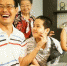 7月2日，因忽发脑出血，在厦门儿童医院救治两个多月后康复的菲律宾十岁学生蔡崇尚(右二)，安全返回马尼拉。日前，他在家人陪同下，来到菲律宾华教中心接受中新社等媒体采访。关向东 摄 - 福建新闻