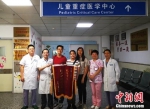 7月1日，蔡崇尚(右四)与父母前往厦门儿童医院复诊，并表达感激之情。蔡崇尚家庭供图 - 福建新闻