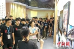 参与2019年晋江海峡两岸大学生设计营的两岸学子参观晋江市展馆，了解当地经济社会发展情况。　钟欣 摄 - 福建新闻
