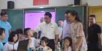 “红色科技成长营”支教课堂上，福州大学副书记林生正与小朋友互动。福州大学 供图 - 福建新闻