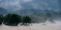 资料图：受连日来持续强降雨影响，福建武夷山河水暴涨。中新社记者 王东明 摄 - 福建新闻