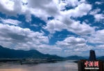 7月17日，受台风“丹娜丝”外围影响，福州上空云彩变幻莫测。中新社记者 王东明 摄 - 福建新闻