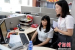 厦门银行实习导师游心敏(右)了解台湾学生实习情况。　张金川 摄 - 福建新闻