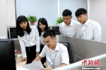 台湾学生认真听取实习导师的金融业务介绍。　张金川 摄 - 福建新闻