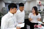 实习导师(右)点评台湾学生的实习日记。　张金川 摄 - 福建新闻