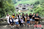 实习之余，台湾学生参访南靖土楼，体验世遗文化。　陈淑华 摄 - 福建新闻