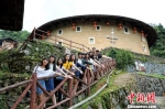实习之余，台湾学生参访南靖土楼，体验世遗文化。　陈淑华 摄 - 福建新闻