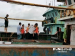 执法人员检查涉嫌违法渔船。（市海洋与渔业局供图） - 新浪