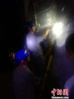 21日夜里，三明市防汛部门启动气象灾害四级应急响应，电力部门加强供电线路特巡。三明电力供图 - 福建新闻