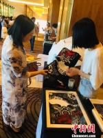 7月23日，福建省海峡文旅协会现场展示剪纸手工艺艺术作品。　张丽君 摄 - 福建新闻