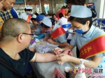 市民正在进行抽血检查。陈丽霞 摄 - 福建新闻