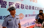 厦门海沧交警大队大队副大队长杨东来向记者介绍情况。　杨伏山 摄 - 福建新闻