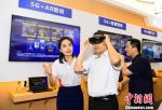 来宾体验5G+AR培训产品。　刘贤霖 摄 - 福建新闻