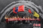 中铁二局工作人员庆祝浦梅铁路牛峒山隧道顺利贯通。　陈析兴 摄 - 福建新闻
